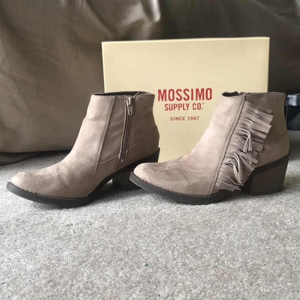 3/$20 🌟 Mossimo “Reza” tan fringe bootie